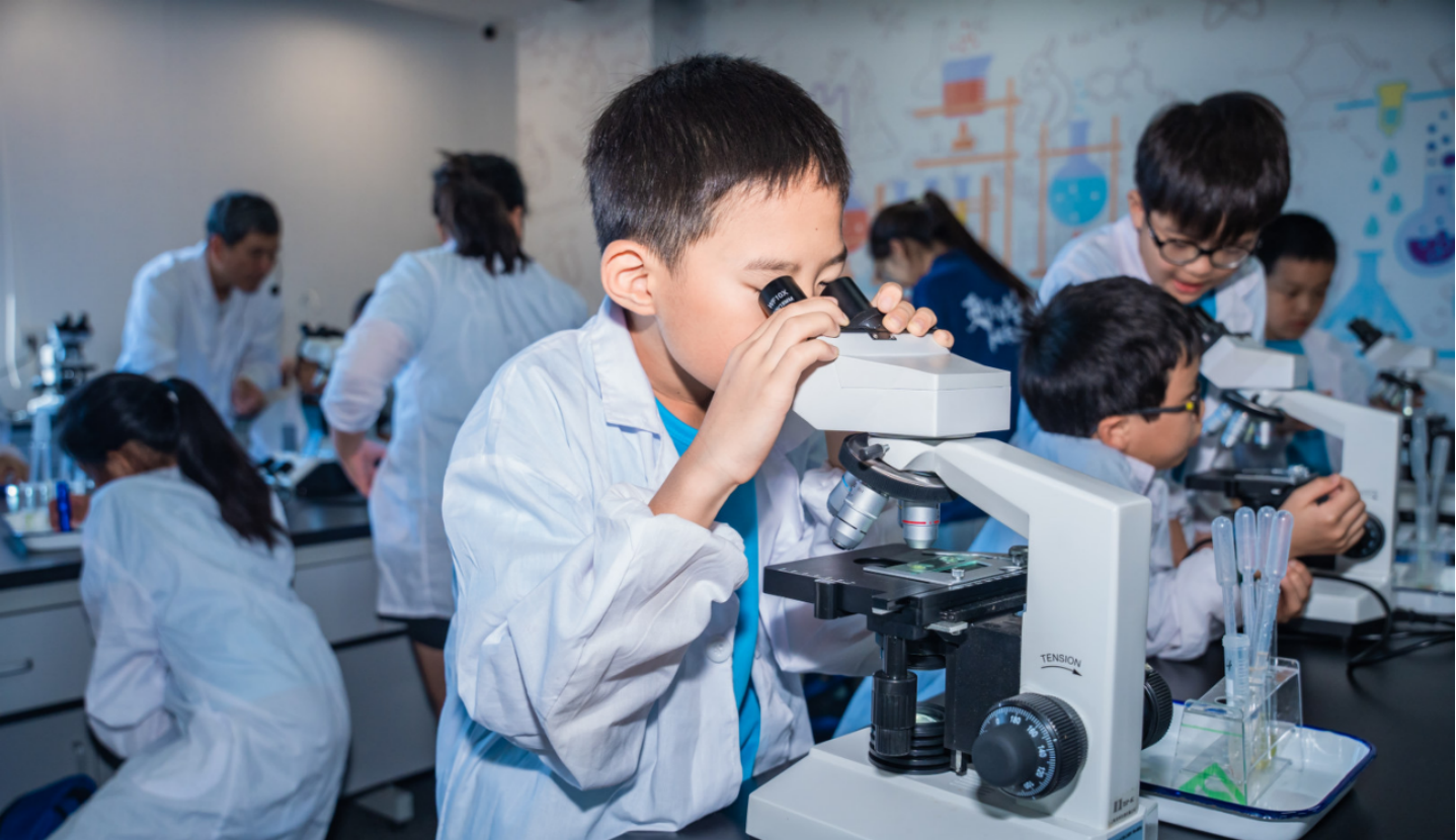 孩子们在宁波海洋研究院观察浮游生物