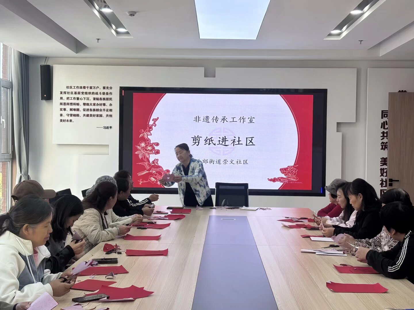 在社区开展非遗剪纸活动.jpg