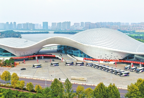 市两会在市文化艺术中心举行。