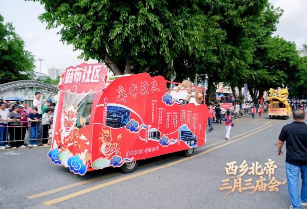 麻布社区花车亮相庙会巡游，车头麒麟造型（左）与车身文化设计（右）相互呼应。