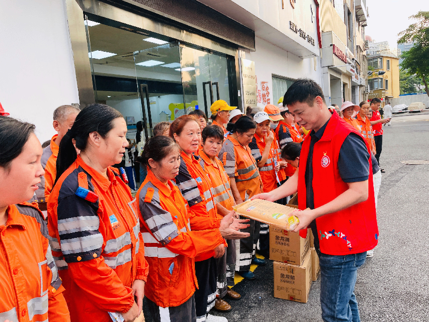 西乡街道凤凰岗社区联合爱心企业慰问环卫工人 致敬“城市美容师”