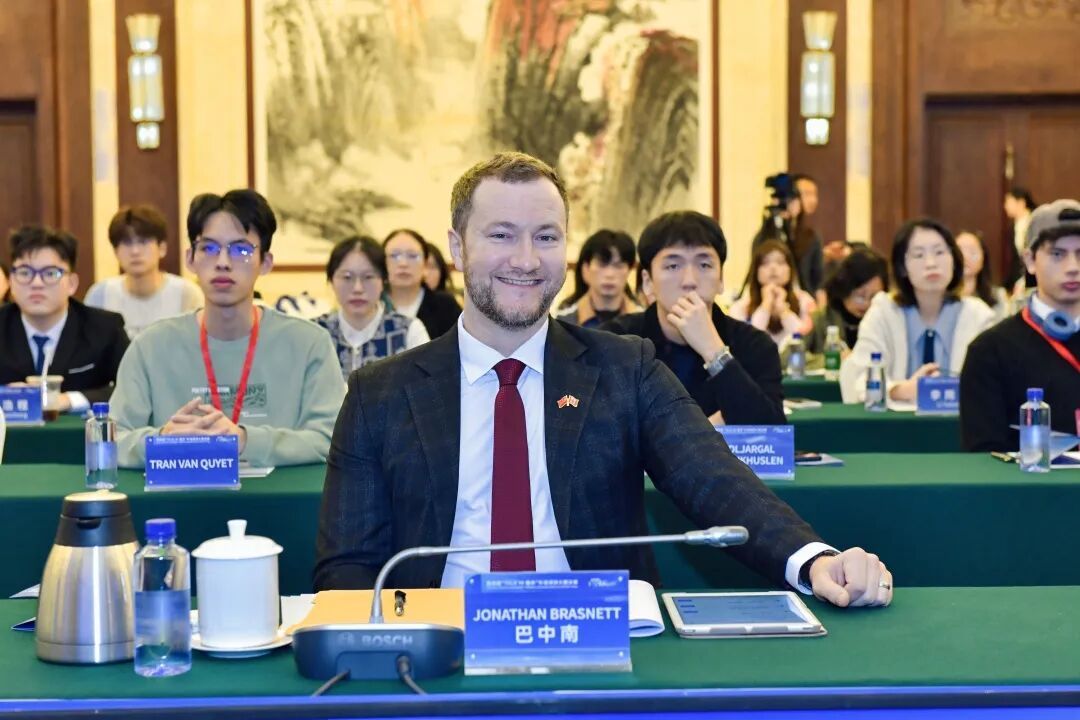 △ 加拿大驻重庆总领事巴中南担任大赛评委