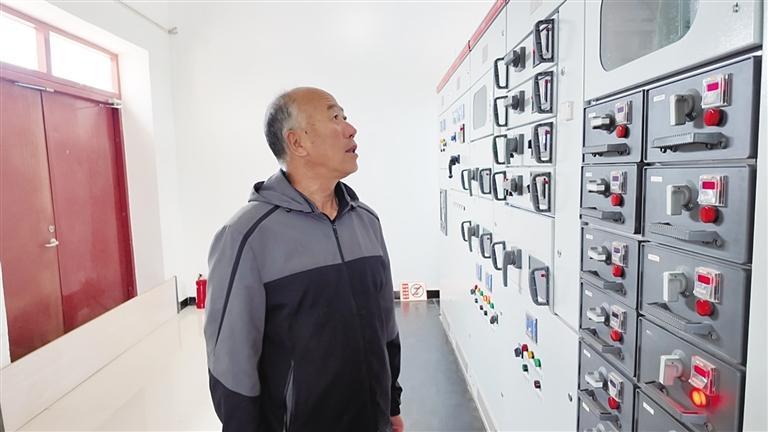 工作人员巡检供水设备