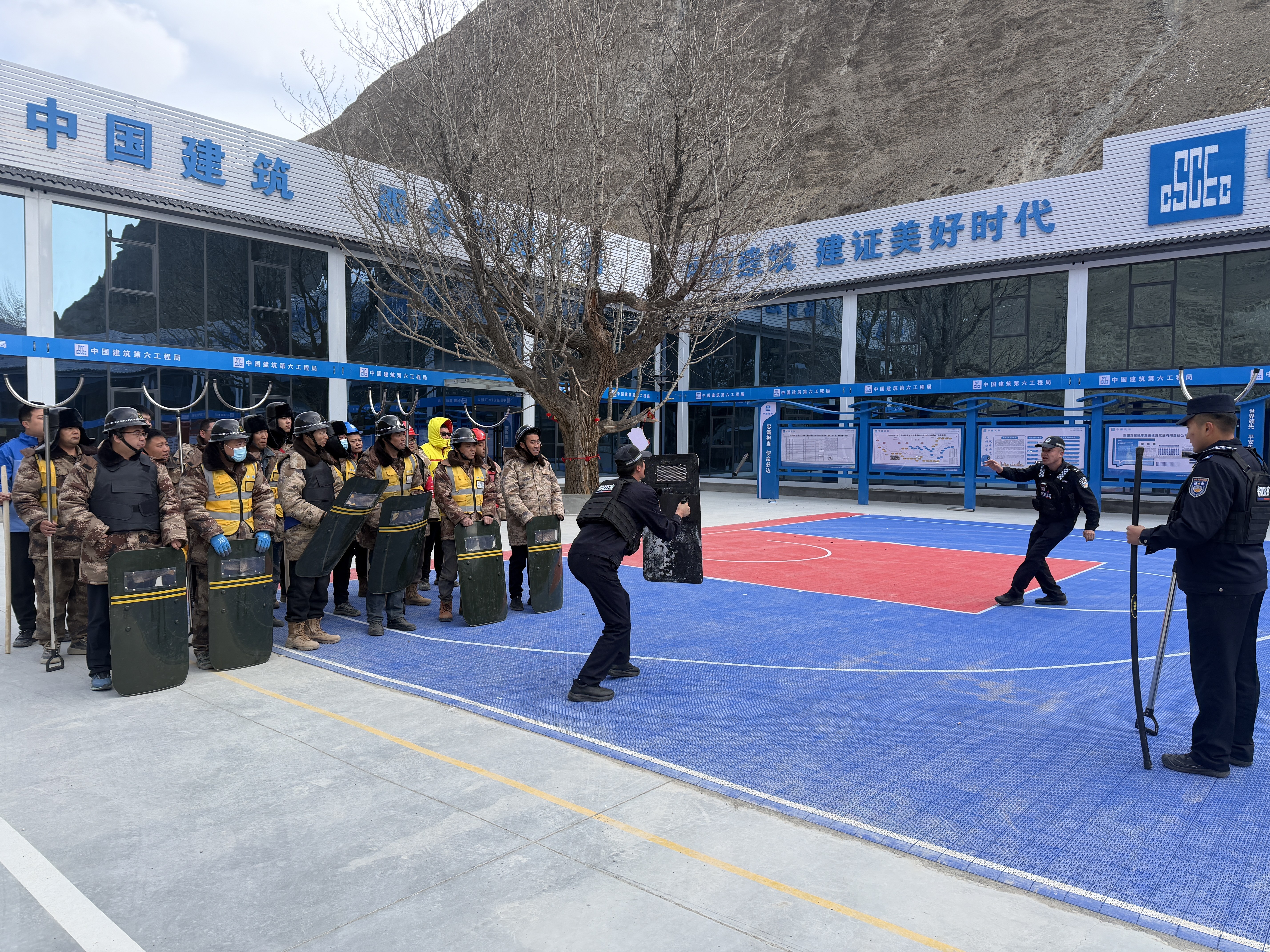 图 3 民警示范防暴器械使用要领.jpg
