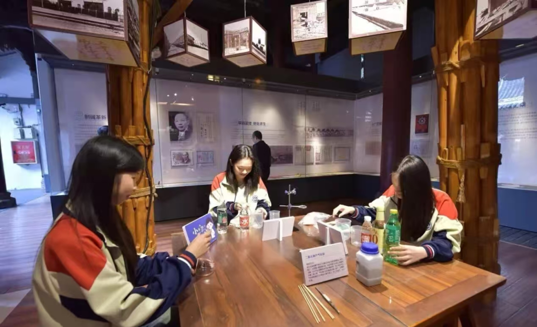 观众参观展览