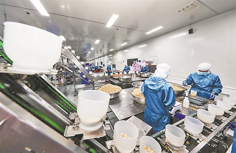 百约食品生产车间一景。