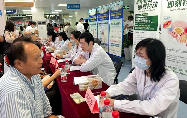 一幅画背后的医者仁心，三个孩子画笔下稚嫩的感谢