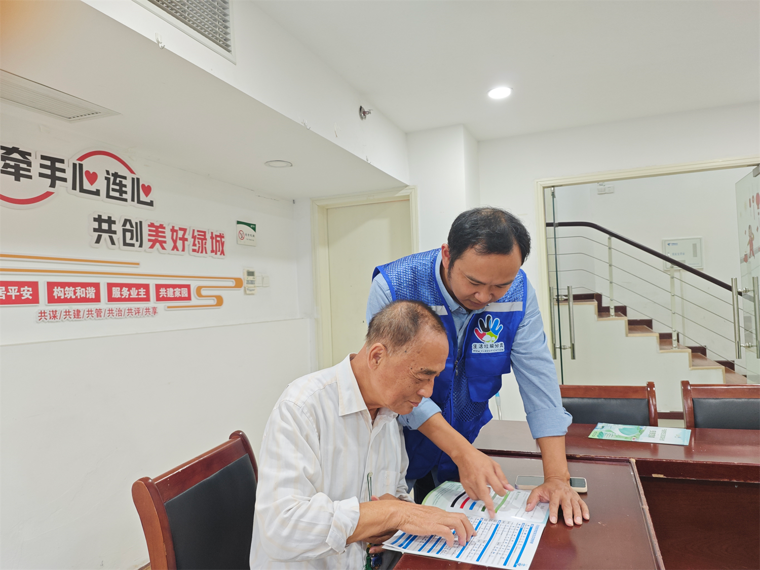 “巧手做挂件·分类树新风”——明城社区 垃圾分类创意手工宣传活动