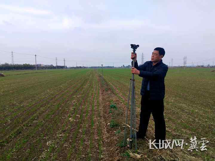 石家庄市高邑县集众农业专业合作社负责人徐荣吉正在维修灌溉设施。暴栋 摄