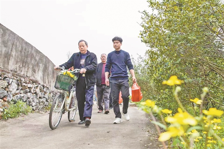 彭家人上山为张堂烈士扫墓。