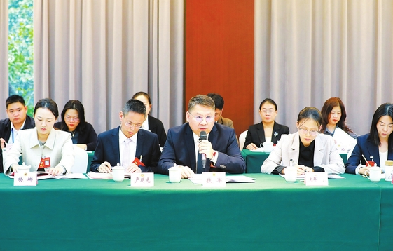 政协委员在分组讨论中发言。