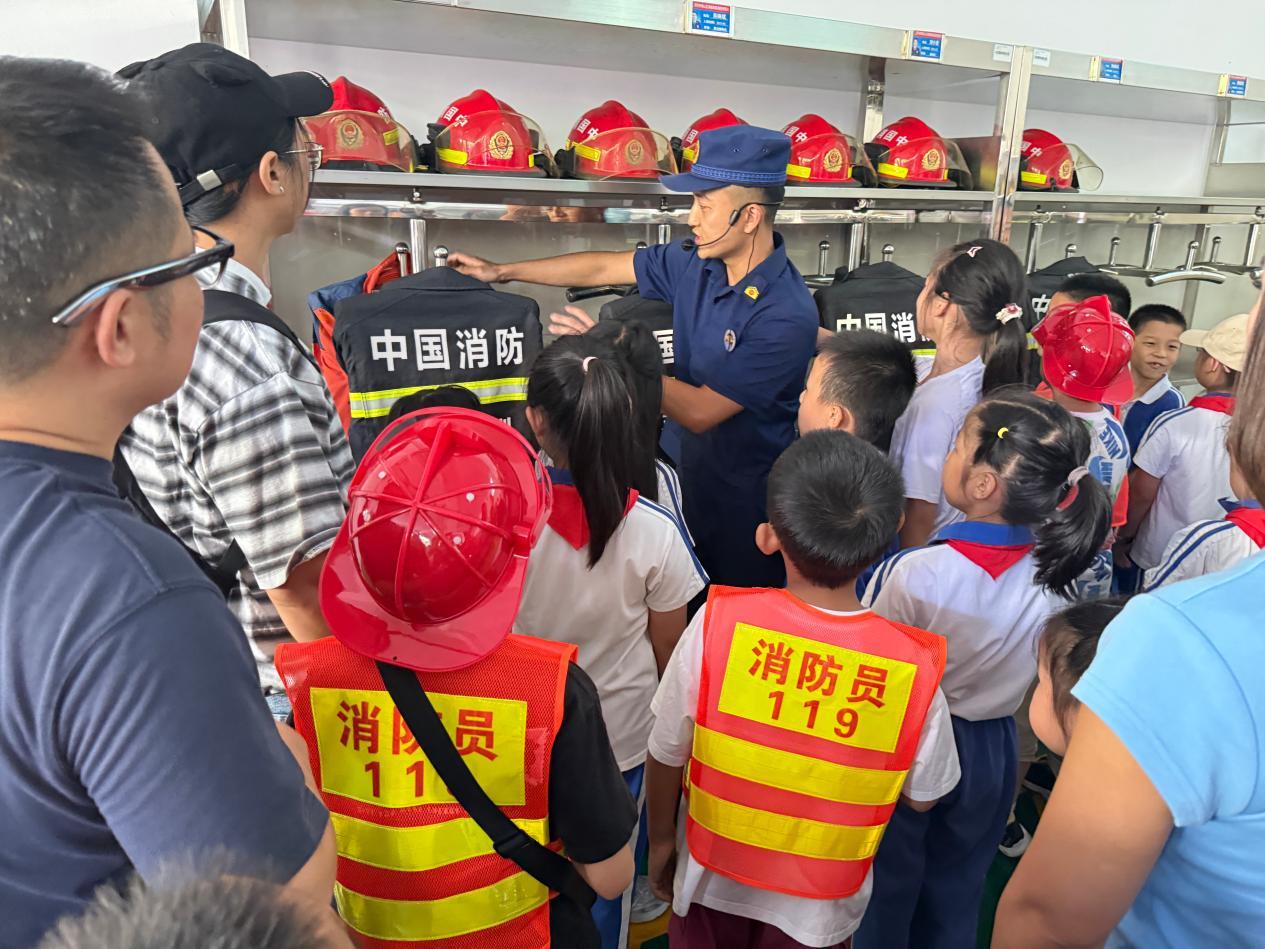 致敬火焰蓝 亲子共成长——径贝社区开展亲子家庭消防站职业体验活动