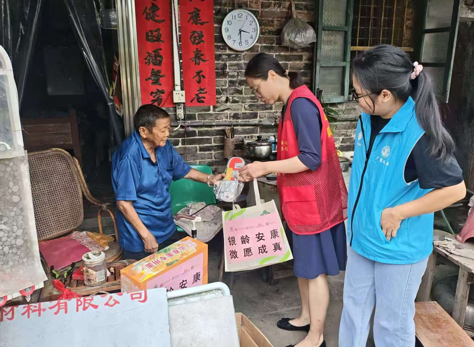 图:中国人寿佛山分公司服务专员介绍防跌倒包物资使用方法