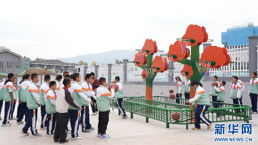 图为临夏七中的同学们利用课间进行投篮游戏
