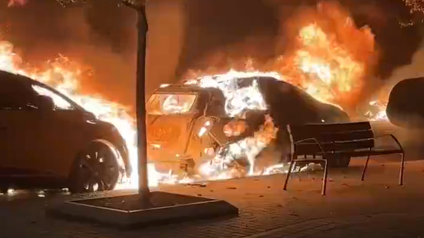西班牙爆发骚乱，数百名蒙面黑衣人冲上街头焚烧车辆