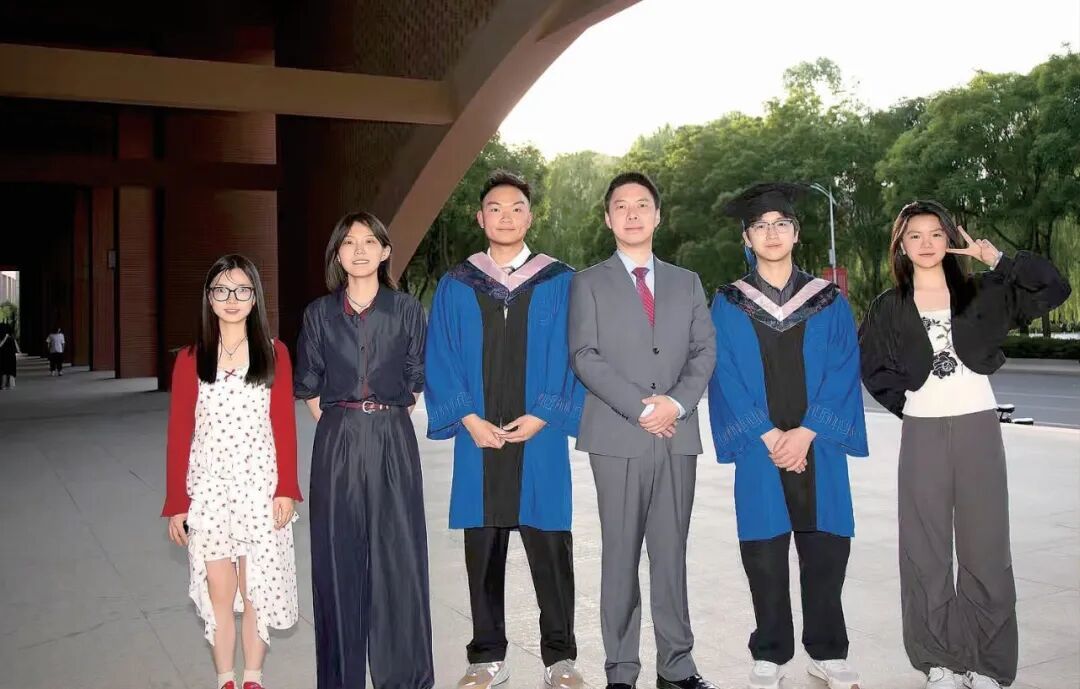 罗杨洋和他的学生