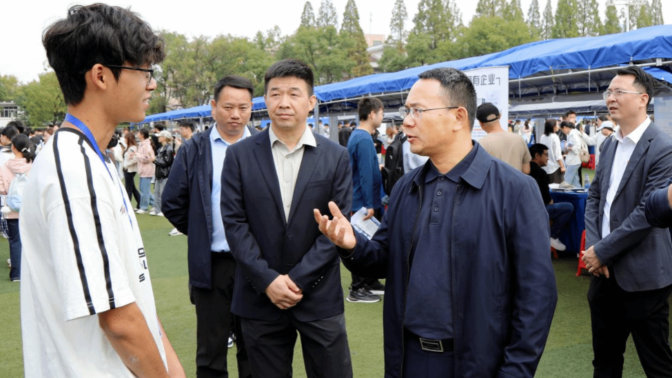 党委书记刘小强与毕业生互动