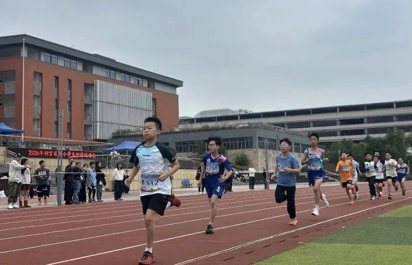 图为小学男子1000米。