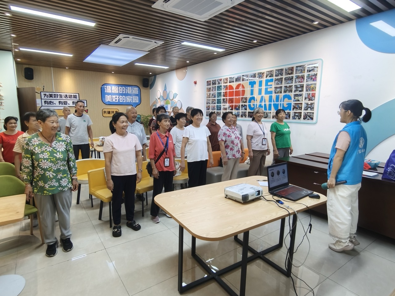 阿姨积极抢答互动,长者尽兴学习防跌倒知识——铁岗社区“步步安心·岁岁安康”长者防跌倒科普活动顺利开展