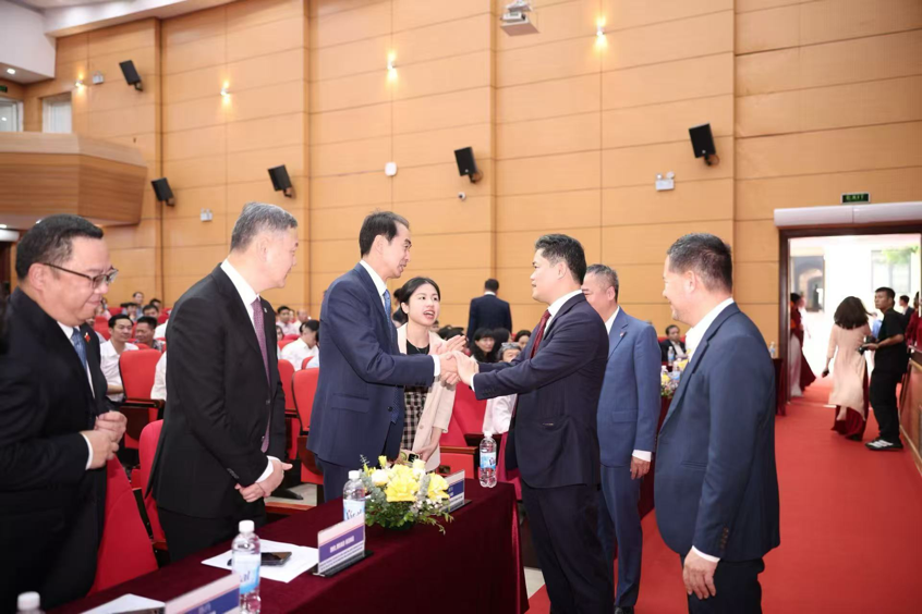 中国驻越南大使何炜与越南卫生部常务副部长武孟河莅临现场。左三:中国驻越南大使何炜,右三:越南卫生部常务副部长武孟河