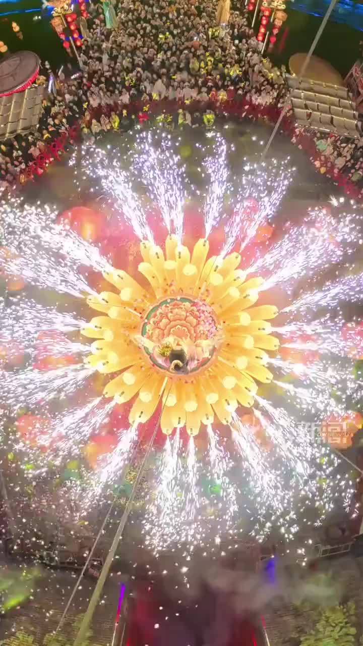 开封清明上河园推新演出 《菊舞千年》惊艳亮相 仙子凌空 菊绽星河开封清明上河园推新演出《菊舞千年》惊艳亮相#清明上河园 #开封 #菊舞千年 #景区 #表演