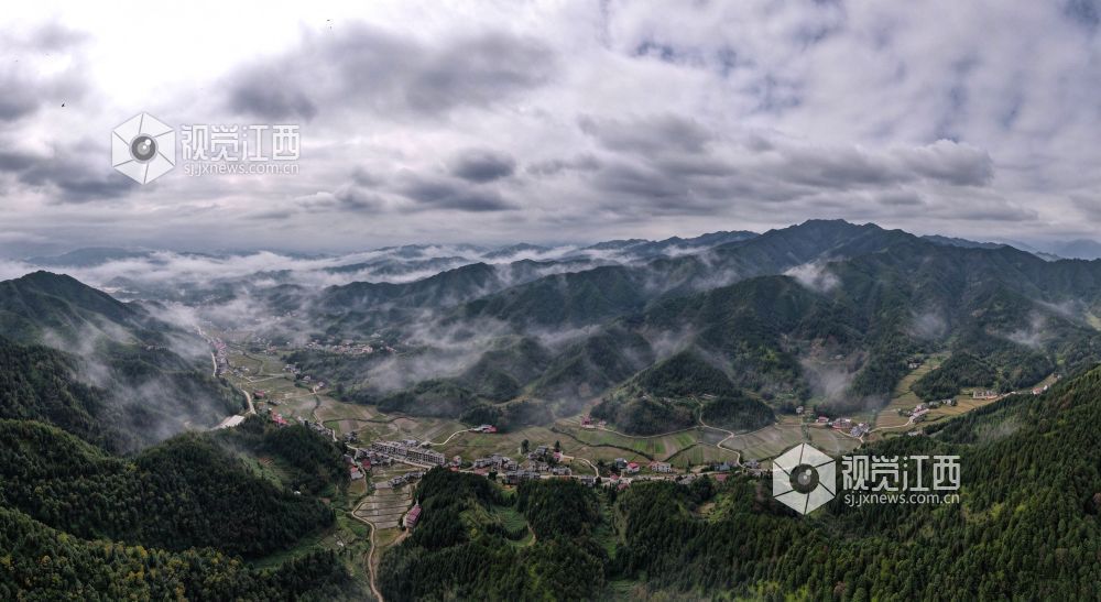 2026年10月27日，江西省遂川县大汾镇群山间云雾翻涌，层峦叠翠，梯田错落，民居散落山间。云海与良田、山林相映，勾勒出秀美的生态画卷。