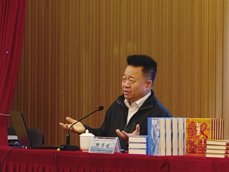 邱华栋正在讲座