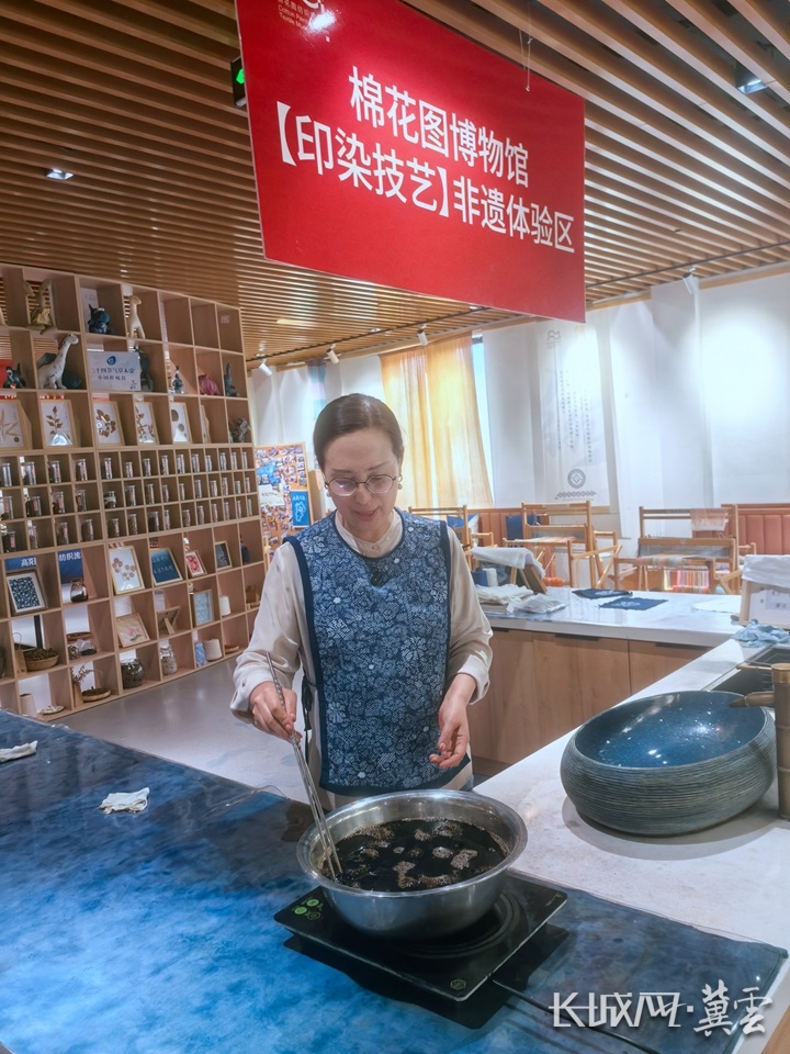 在高阳棉花图纺织博物馆，河北永亮纺织品有限公司相关负责人演示“草木染”印染技艺。长城网&middot;冀云客户端记者 吴新光 摄
