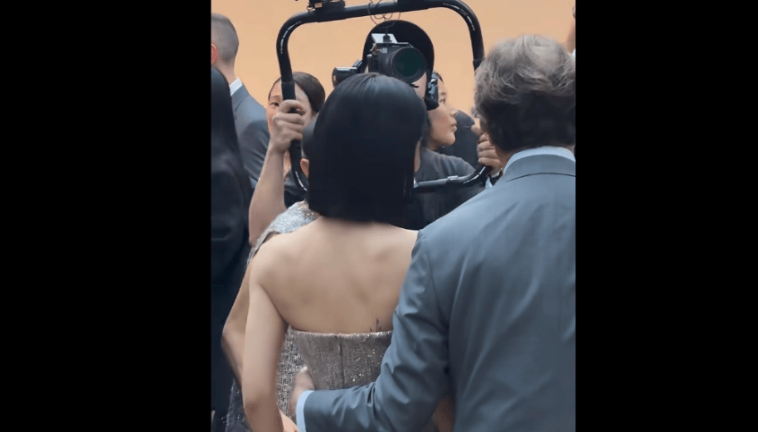 韩国女星金裕贞遭品牌老板咸猪手，当众搂腰拉手被指越界
