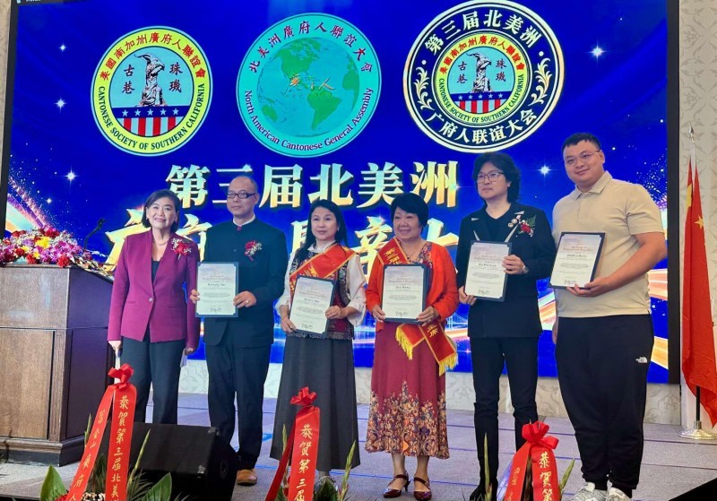 美国国会众议员赵美心(Judy Chu)为梅宁、廖百威等颁发嘉奖证书