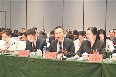 10月27日下午，在市政协七届一次会议第三联组会议上，市政协委员钟北斗围绕“奋进新征程，实现新突破，聚力加快建设现代化赣州”积极建言献策。
