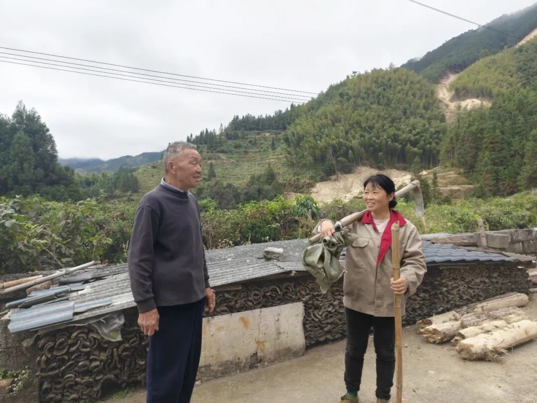 曾仁连(左)和村民在一起