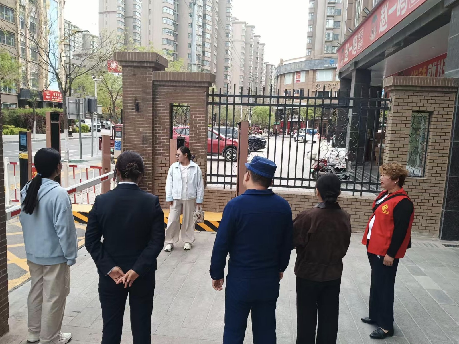 道闸拆了，锦旗送进社区 1.jpg