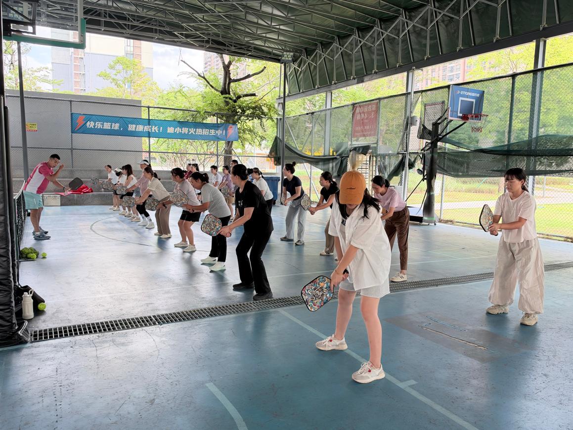 匹克球技能提升班现场，青年学员共同参与练习。