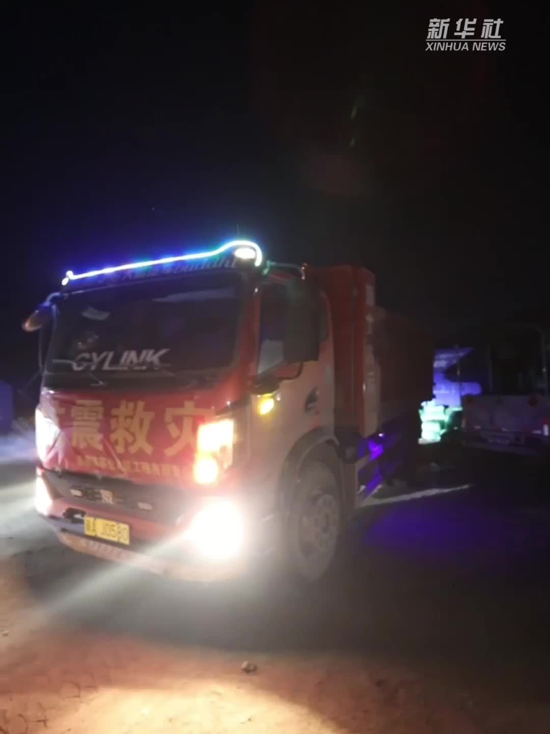 寒夜抢运果蔬：西藏巴青震区警民携手守护“菜篮子”