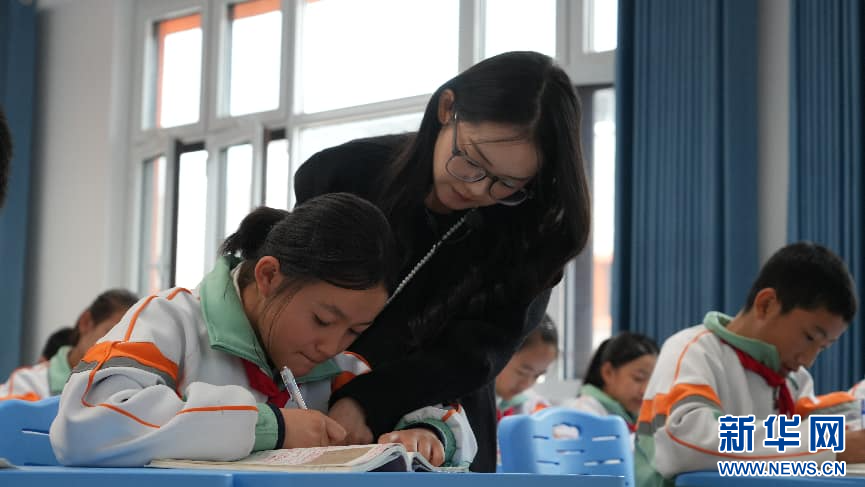 图为临夏七中的老师在课堂上为学生辅导