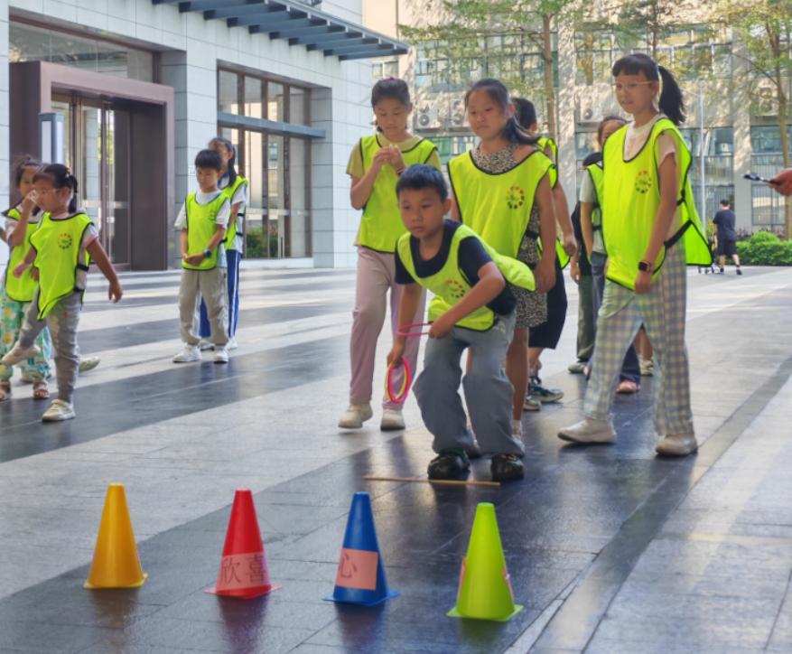 图四:乐享套圈游戏,少年尽情释放活力