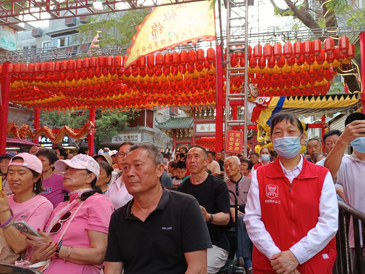 漫姐在现场协助秩序