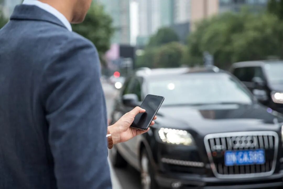千库网_商务男士在商业区用手机软件打车_摄影图编号3957638.jpg
