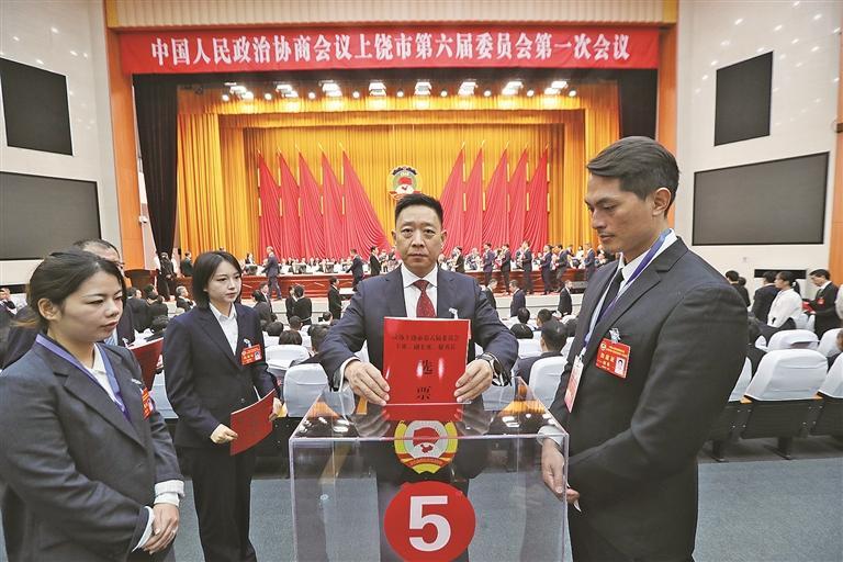 投下庄严神圣的一票。
