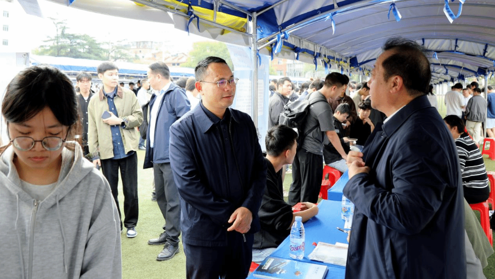 党委书记刘小强与企业代表面对面亲切交流
