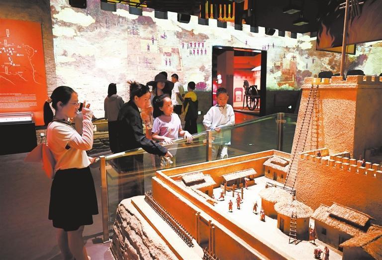 游客在悬泉置展示中心参观　张晓亮