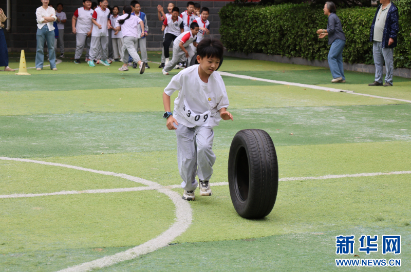 济南市舜玉小学学生进行车轮滚滚比赛。新华网发