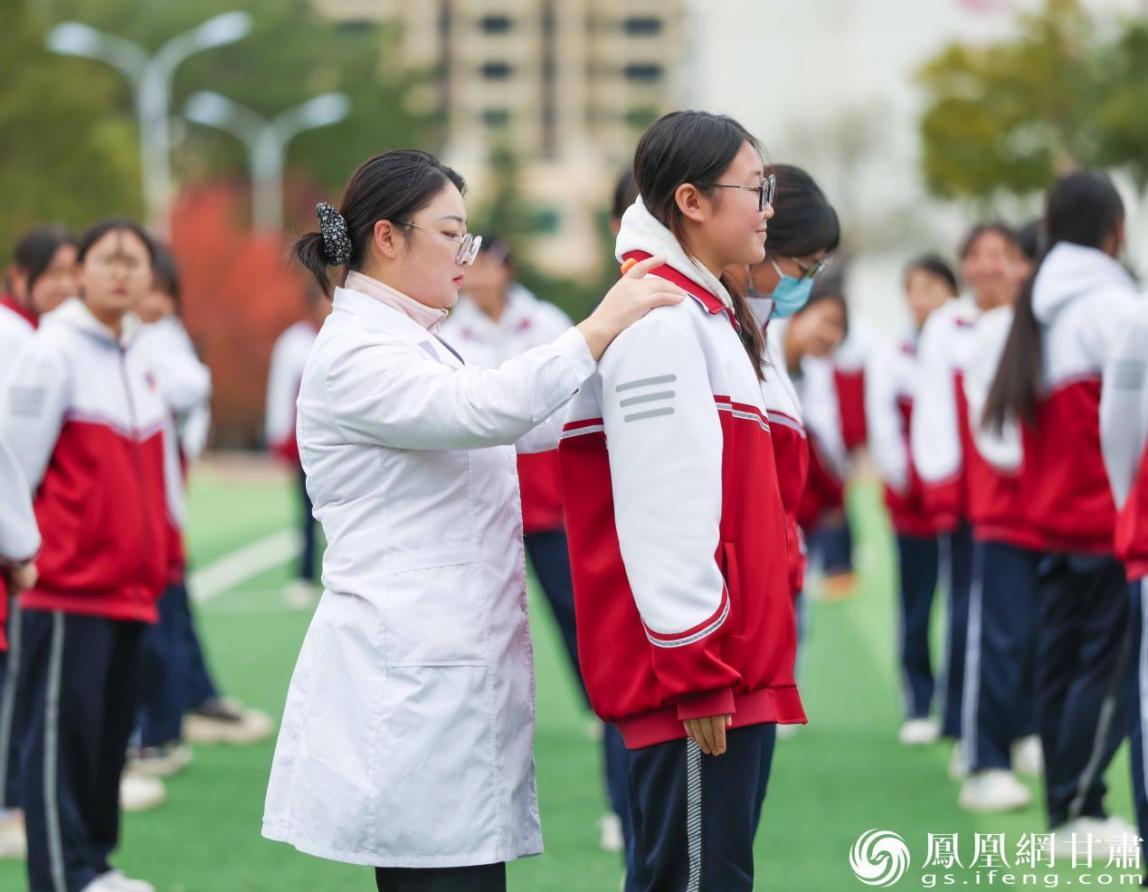 甘肃省平凉市庄浪县医护人员为学生进行脊柱侧弯体格筛查