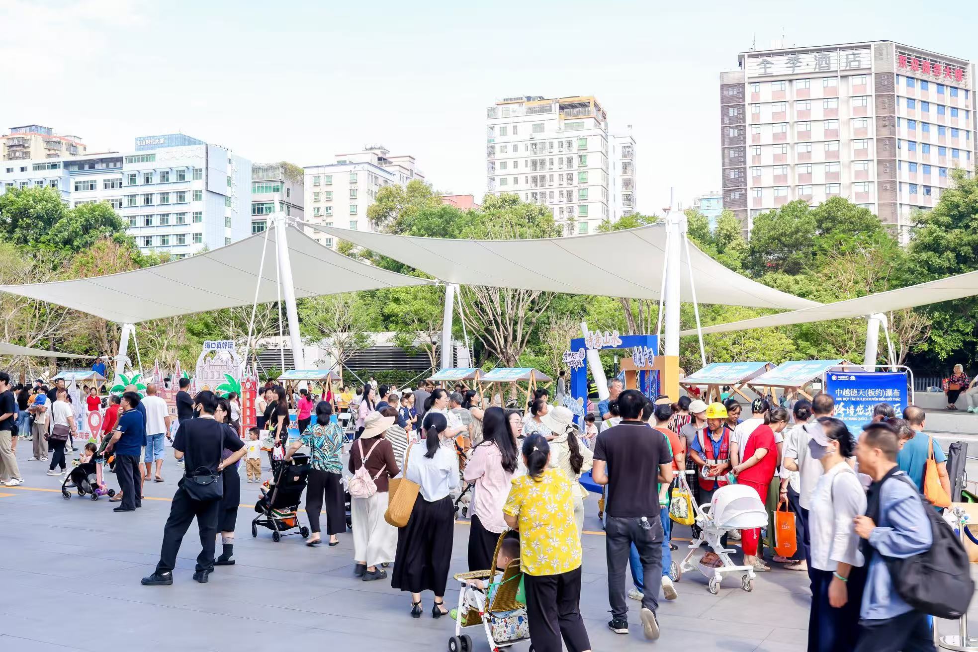 市民在活动展区了解各地文旅资源。