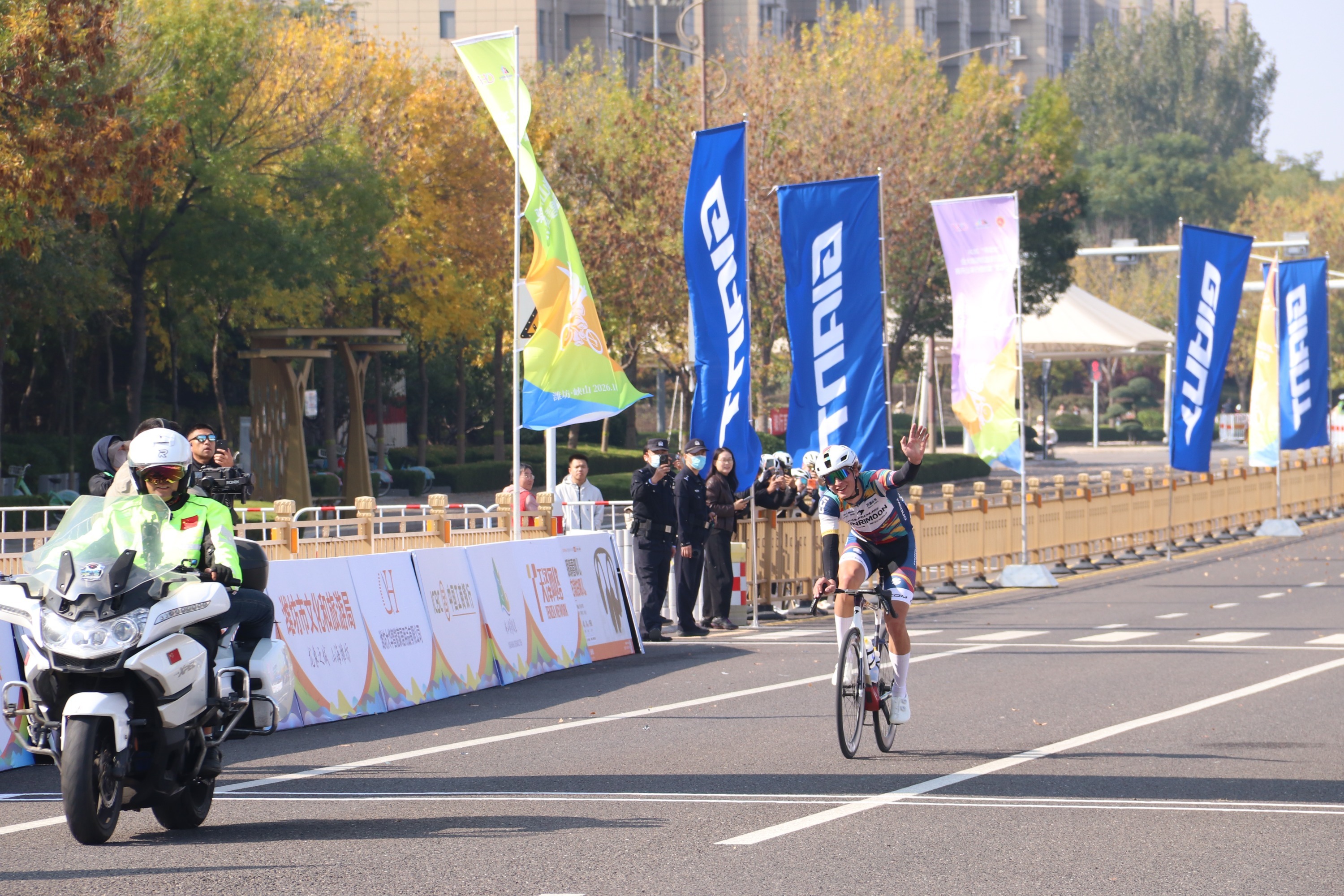 “大华杯”2026年中国自行车运动骑游大会(湖系列)暨2026“环峡山湖”潍坊自行车公开赛圆满落幕