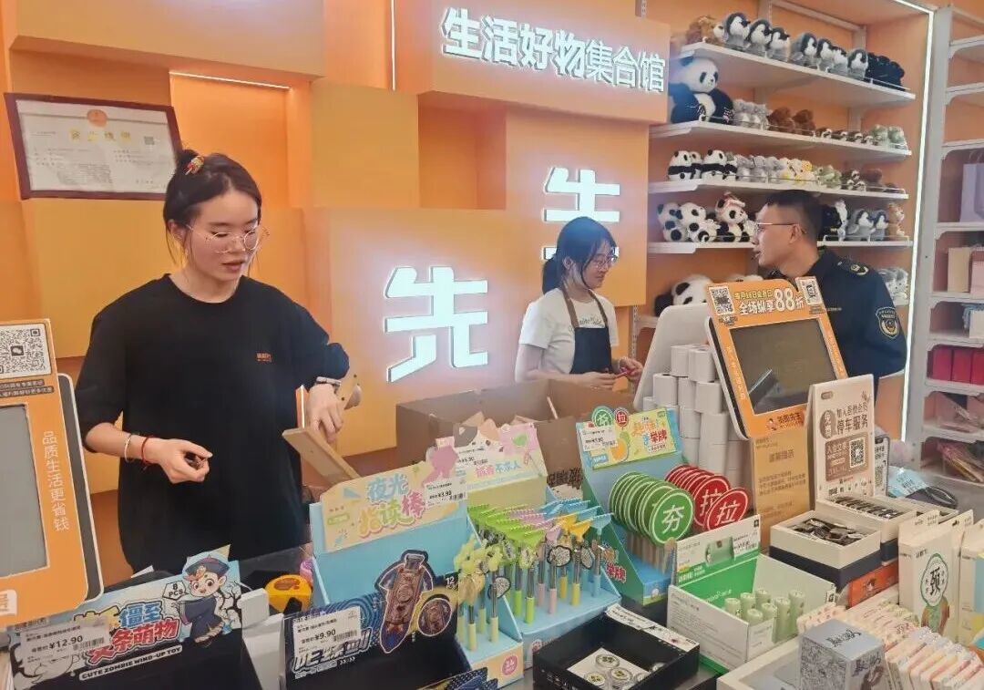 图为工作人员提示吾悦广场商户合规经营，现场签订承诺书。