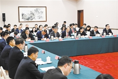 政协委员分组讨论