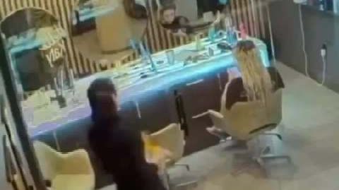 美国一员工关门时玻璃当场爆裂 打工迎来“炸裂开局”!美国一美发店新员