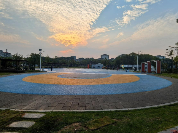10月21日,金鸡坡街道石化社区五区小区,老旧小区改造的同时融入海绵城市设计理念。新华网发